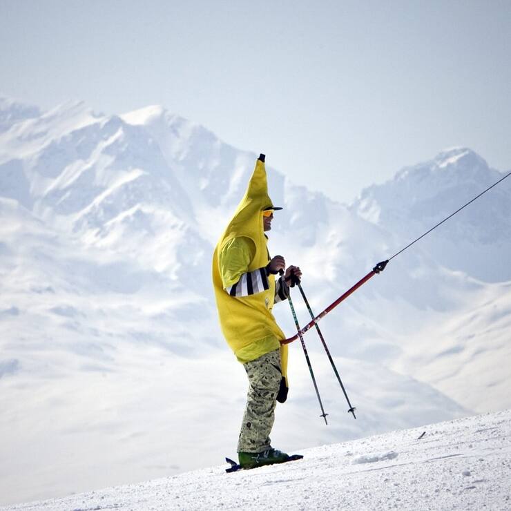 Ein Mann in einem Bananenkostuem faehrt auf dem Buegellift in Laax, am Samstag, 21. Maerz 2009. (KEYSTONE/Ennio Leanza)