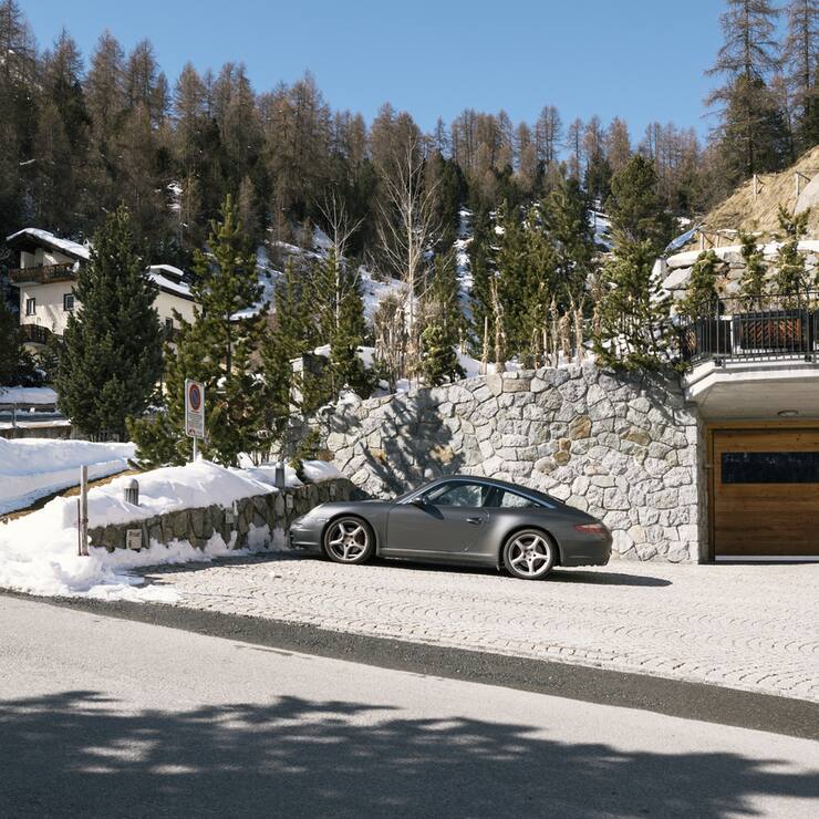 A Porsche on a parking space in St. Moritz, Canton of Grisons, Switzerland, on March 17, 2016. (KEYSTONE/Christian Beutler)Ein Porsche auf einem Parkplatz am 17. Maerz 2016 in St. Moritz. (KEYSTONE/Christian Beutler)