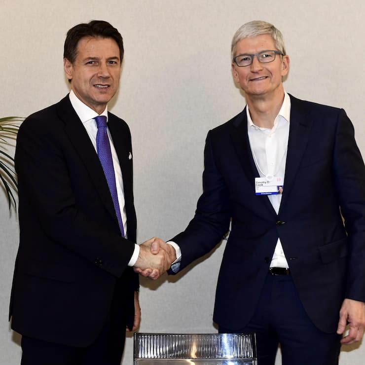 epa07313015 A handout photo made available by the Chigi Palace Press Office shows Italian Prime Minister Giuseppe Conte (L) with the Chief Executive Officer (CEO) of Apple, Tim Cook (R), during a meeting on the sidelines of the 49th annual meeting of the World Economic Forum (WEF), in Davos, Switzerland, 23 January 2019. The meeting brings together entrepreneurs, scientists, corporate and political leaders in Davos under the topic 'Globalization 4.0' from 22 to 25 January 2019.