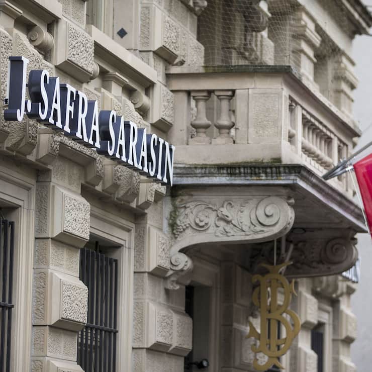 Das Logo der Schweizer Privatbank J. Safra Sarasin, eine Schweizer Fahne und eine Zuercher Fahne, aufgenommen am Paradeplatz, am Sonntag, 27. April 2014, in Zuerich. (KEYSTONE/Patrick B. Kraemer)