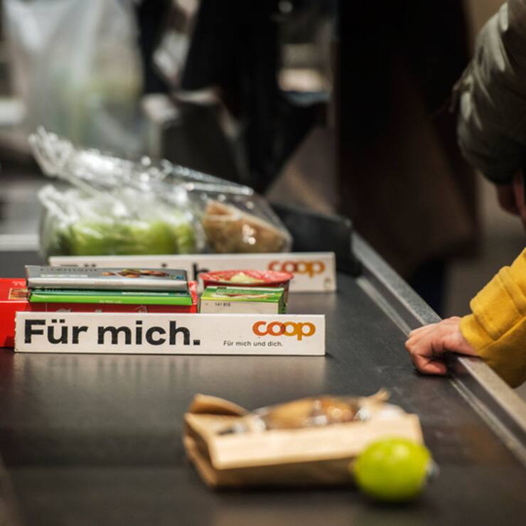 Kunden an der Coop-Kasse