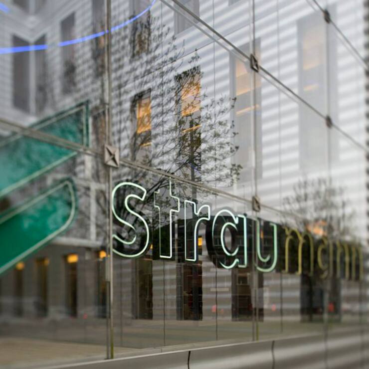 Straumann-Logo am Hauptsitz in Basel.