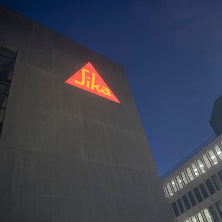 ARCHIVBILD ZUM JAHRESERGEBNIS 2018 VON SIKA, AM FREITAG, 22. FEBRUAR 2019 ---- Das Logo des Bauchemie- und Klebstoffherstellers Sika im Forschungs- und Entwicklungszentrum Tueffenwies, anlaesslich einer Medienkonferenz zum Entscheid des Zuger Kantonsgerichts, am Freitag, 28. Oktober 2016, in Zuerich. Das Zuger Kantonsgericht wird am Abend sein Urteil im Rechtsstreit um eine Uebernahme der Kontrollmehrheit durch den franzoesischen Saint Gobain-Konzern bekannt geben. (KEYSTONE/Urs Flueeler)