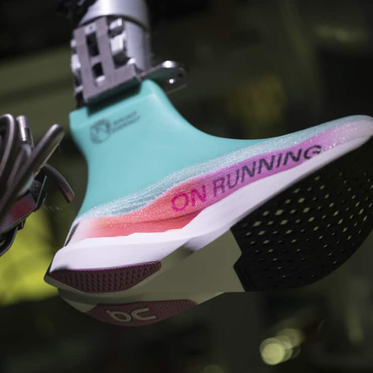 Die Schuhfirma On lässt seinen Lightspray-Schuh in Zürich vollautomatisch mit einem Roboter fertigen. (Archivbild)