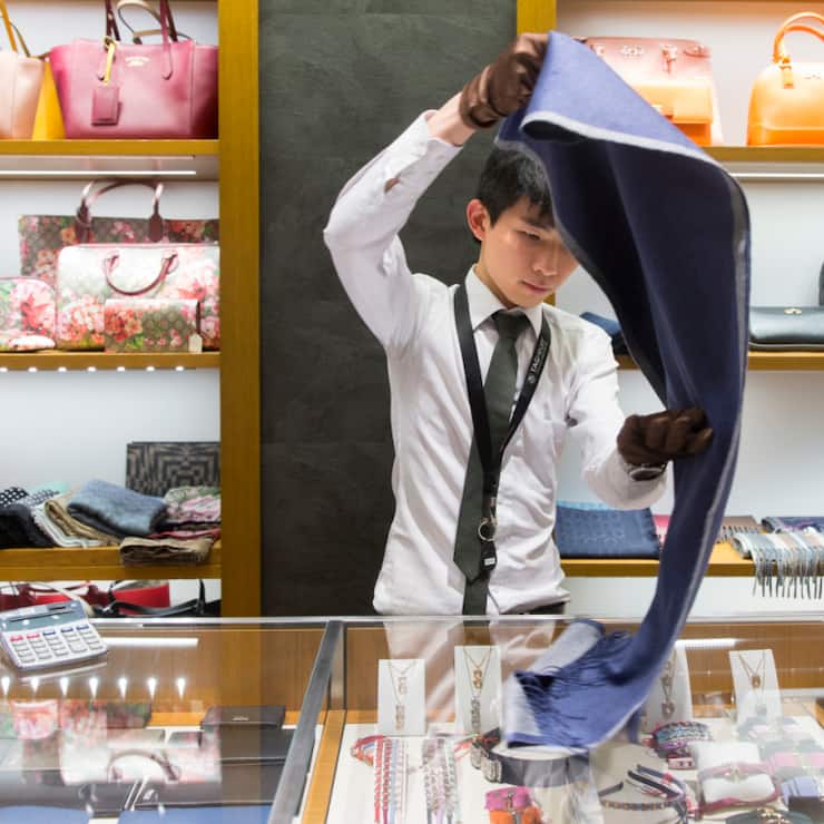 Die Preisrückgänge bei Handtaschen, Schmuck und Damenschuhen deuten laut einer Studie von Julius Bär auf einen geringeren Luxuskonsum hin. (Archivbild)