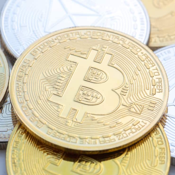 Im Sog des Bitcoin rauschten in der Nacht auf Dienstag auch die anderen grösseren Kryptowährungen nach unten: Münzen mit den Symbolen von Bitcoin und Ethereum.