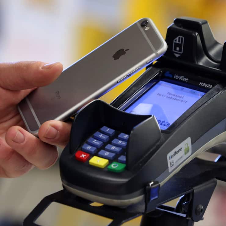 Seit Juli 2024 muss Apple Drittanbietern einen kostenlosen Zugang zur NFC-Technologie auf iOS-Geräten gewähren. Diese wird unter anderem für Zahlungen genutzt. (Archivbild)