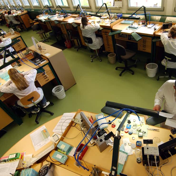 Für die Angestellten in der Uhrenindustrie bleiben auch die Aussichten für 2026 unsicher. (Archivbild).