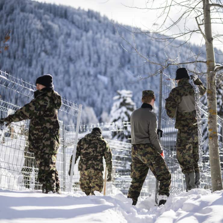 Zum Beispiel Absperrgitter aufstellen: Das Gros der Angehörigen, die am WEF in Davos Einsätze leisten, ist am Montag eingerückt. Im Bild Einsatzkräfte im Jahr 2024. (Archivibild)