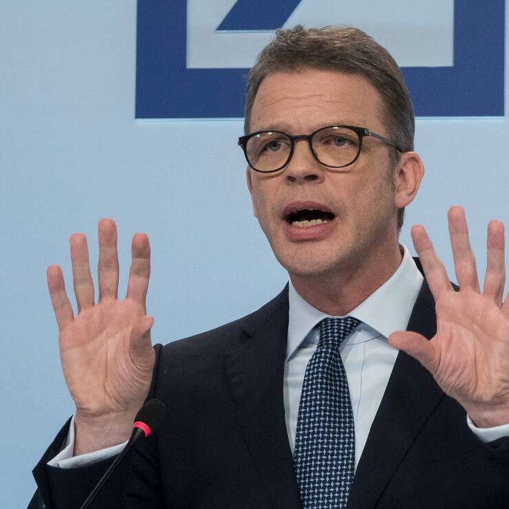 ARCHIV - 01.02.2019, Hessen, Frankfurt/Main: Christian Sewing, Vorstandsvorsitzender der Deutschen Bank, spricht auf der Jahresmedienkonferenz des Unternehmens. (zu dpa "Fusion oder nicht? Deutsche Bank und Commerzbank unter Druck") Foto: Monia Mersni/dpa +++ dpa-Bildfunk +++ (KEYSTONE/DPA/Monia Mersni)