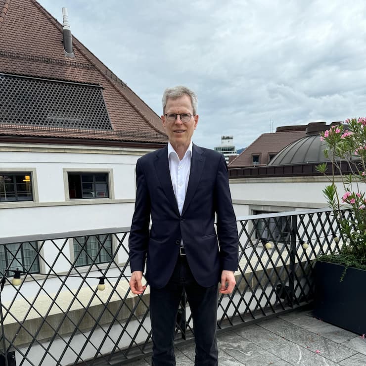 Thomas Sprecher studierte erst Germanistik und Philosophie, dann Recht. Er arbeitet als Rechtsanwalt bei der Wirtschaftskanzlei Niederer Kraft Frey und engagiert sich für den Stiftungsstandort Zürich.