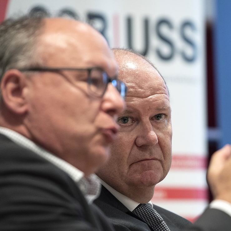 Pierre-Yves Maillard, Praesident SGB, links, und Valentin Vogt, Praesident Schweizerischer Arbeitgeberverband von den nationalen Dachverbaenden der Sozialpartner orientieren ueber das Ergebnis der Sozialpartnerverhandlungen zur BVG-Reform, am Dienstag, 2. Juli 2019, in Bern. (KEYSTONE/Peter Schneider)