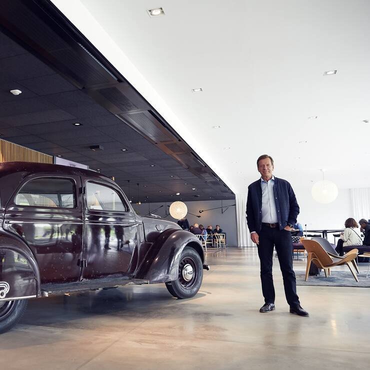 Håkan Samuelsson neben einem PV36 Carioca im Originalzustand im Foyer des Volvo-Hauptsitzes in Göteborg.