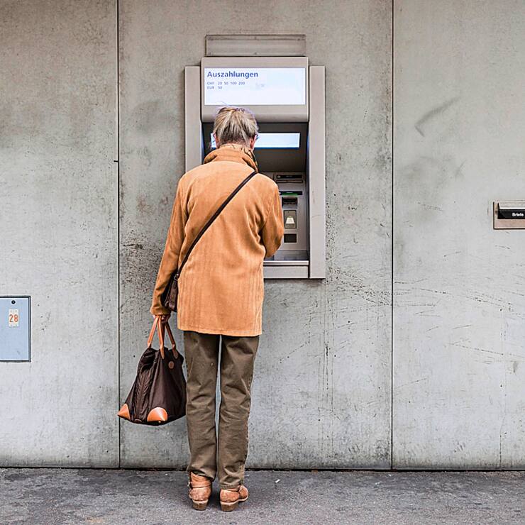 An elderly woman withdraws money from a cash dispenser, photographed in Zurich, Switzerland, on September 22, 2015. (KEYSTONE/Christian Beutler) Eine aeltere Frau bezieht Geld an einem Bankautomaten, aufgenommen am 22. September 2015 in Zuerich. (KEYSTONE/Christian Beutler)