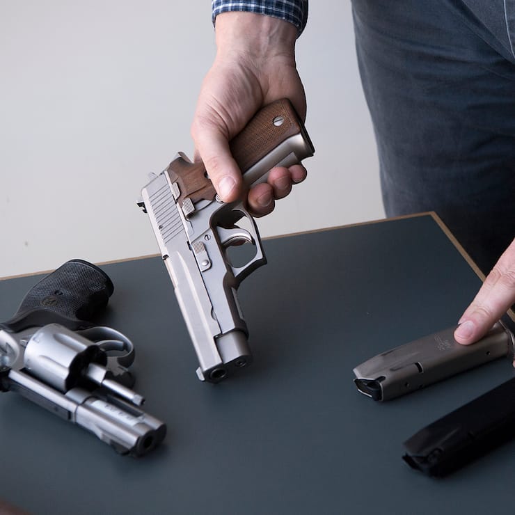 Eine Pistole SIG Sauer P226, Mitte, mit 15 und 20 Schuss-Magazin sowie eine Pistole Smith & Wesson 357 Magnum, links, werden an der Medienkonferenz ueber die Umsetzung der EU-Waffenrichtlinien praesentiert, am Freitag, 29. September 2017, in Bern. (KEYSTONE/Anthony Anex)