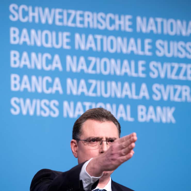 Thomas Jordan, Praesident des Direktoriums der Schweizerischen Nationalbank SNB, spricht am Jahresend-Mediengespraech der SNB, am Donnerstag, 13. Dezember 2018, in Bern.  Die Schweizerische Nationalbank belaesst ihre Geldpolitik unveraendert expansiv. Der Zins auf Sichteinlagen bei der Nationalbank betraegt weiterhin -0,75% und das Zielband fuer den Dreimonats-Libor liegt unveraendert zwischen -1,25% und -0,25%. Die Nationalbank bleibt bei Bedarf am Devisenmarkt aktiv. (KEYSTONE/Anthony Anex)