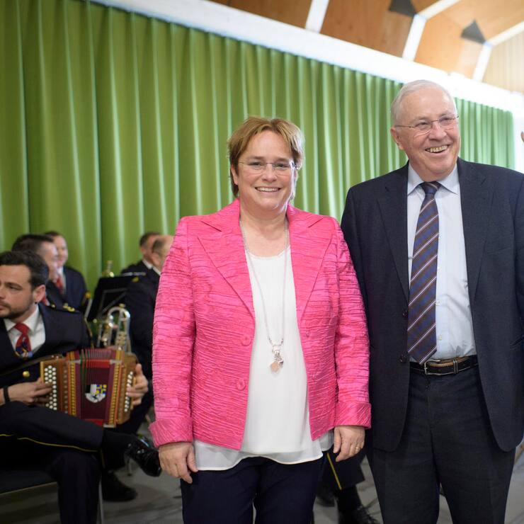 Nationalraetin Magdalena Martullo-Blocher und alt Bundesrat Christoph Blocher, posieren fuer Fotografen vor der Polizeimusik Graubuenden, an der Delegiertenversammlung der SVP Schweiz, am Samstag, 24. Maerz 2018, in Klosters. (KEYSTONE/Gian Ehrenzeller)