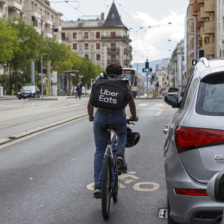 Un coursier partenaire de la societe Uber Eats roule en ville de Geneve avec un velo pour livrer des repas a domicile, ce lundi 19 aout 2019 a Geneve. (KEYSTONE/Salvatore Di Nolfi)
