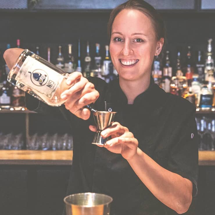 BARCHEFIN MIT MESSBECHER Lorena Boehm mixt in der Hamburger Bar «Drilling», die berühmt ist für ihre hauseigene Destille.