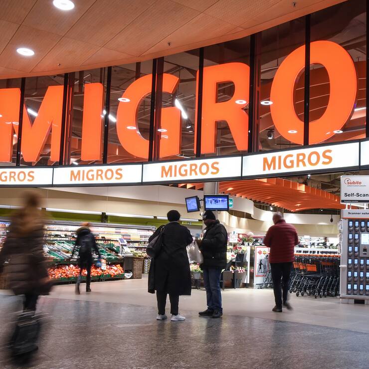 Das Migros Logo beim Ladeneingang, fotografiert am Samstag, 17. Februar 2018, am Flughafen Zuerich. (KEYSTONE/Melanie Duchene)