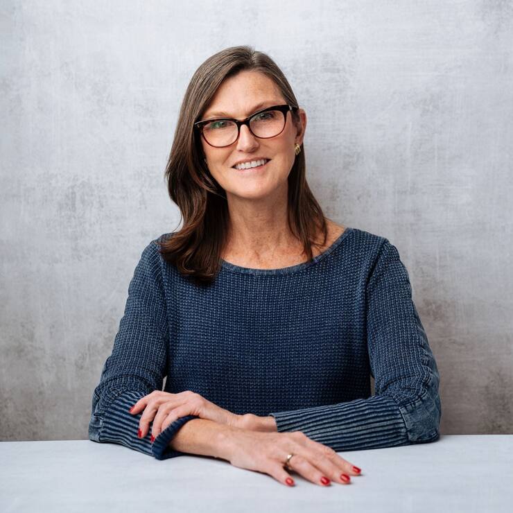 Der Chef der US-Wertpapieraufsicht, Gary Gensler, lässt sich mit den Anträgen von Cathie Wood (im Bild) und Larry Fink Zeit. Die Entscheidung zu den Bitcoin-ETFs soll im Januar fallen.