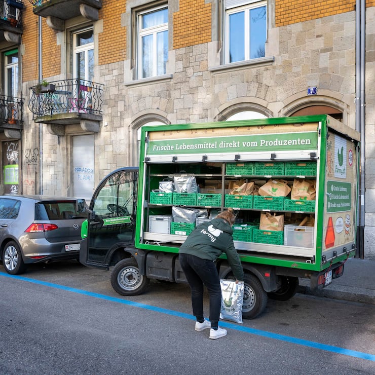 Farmy-Mitarbeiterin Bettina liefert mit dem Elektrofahrzeug Bestellungen aus, aufgenommen am Freitag, 27. März 2020, in Zürich. Farmy ist ein Online-Händler für frische Lebensmittel direkt von Produzenten. (KEYSTONE/Christian Beutler)