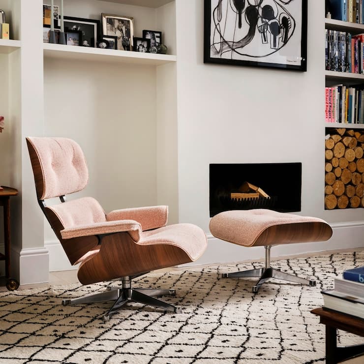 Klassiker in frischem Kleid: Den ikonischen Lounge Chair von Charles und Ray Eames gibt es nun auch mit Stoffbezug.
