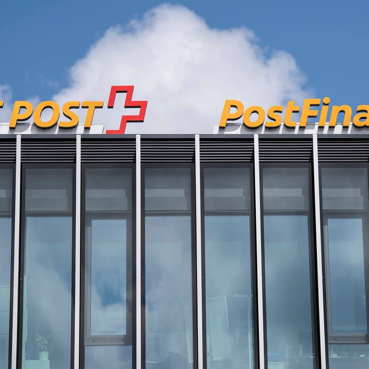 Sicht auf das Logo der Postfinance und der Post beim Postparc, am Dienstag, 5. Juni 2018, in Bern. Die Postfinance hat einen Abbau von  500 Stellen bis Ende 2020 bekannt gegeben. (KEYSTONE/Peter Schneider)