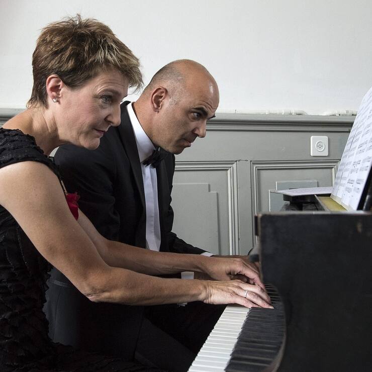 Die Bundesraete Simonetta Sommaruga, links, und Alain Berset spielen zusammen Klavier beim Jubilaeum 125 Jahre SP Schweiz, am Samstag, 7. September 2013 in Bern. (KEYSTONE/Peter Schneider)