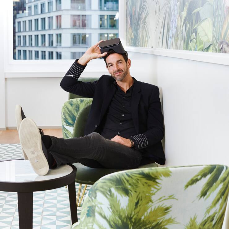 Claude Zellweger mit VR Brille im Google Office am Gustav-Gull Platz in ZÃ¼rich