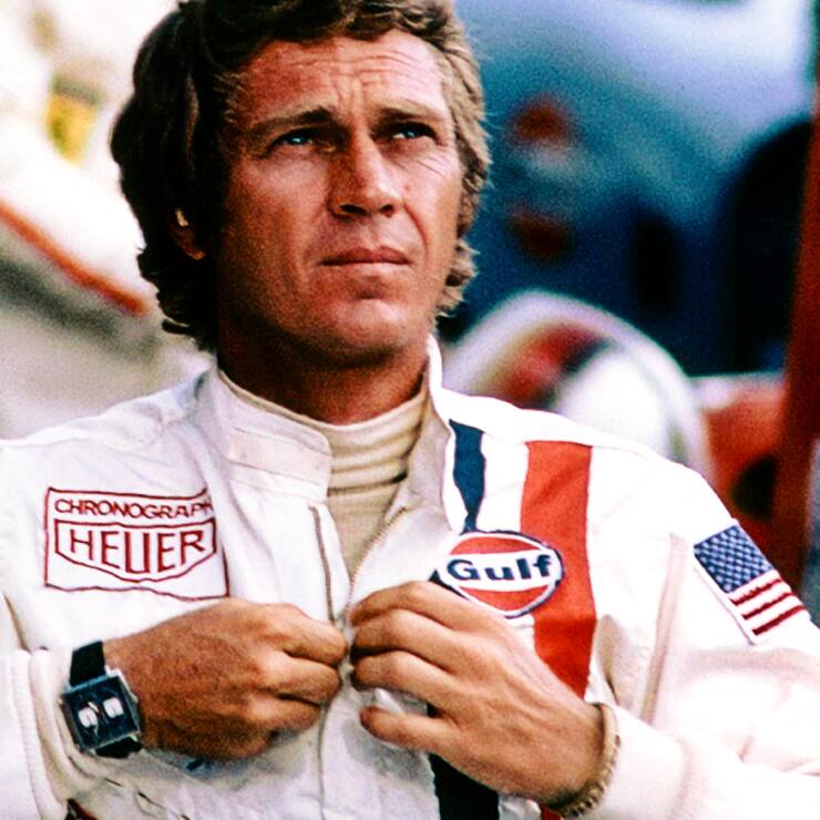 Im Autofilm «Le Mans» trägt Steve McQueen eine Heuer Monaco am Handgelenk, das Heuer-Logo auf dem Overall.