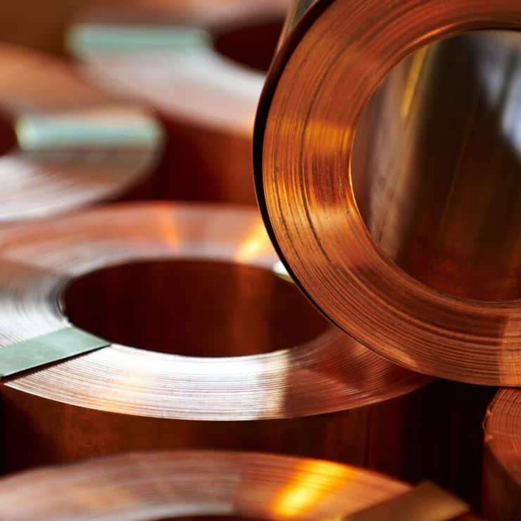 Verarbeitete Kupferplatten aufgerollt in einem Warenhaus. 