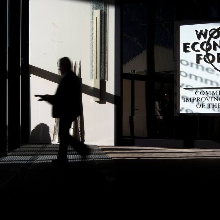 Silhouette eines Mannes vor dem WEF-Logo