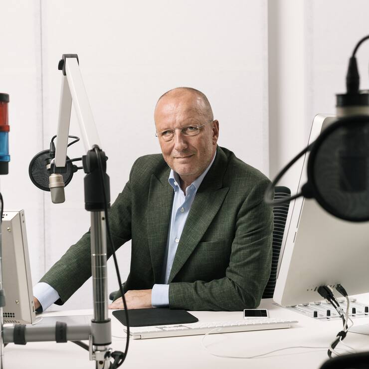 Portrait of Roger de Weck, General Director of Swiss Broadcasting Corporation, SRG SSR, taken in a radio studio at the broadcasting corporation in Bern, Switzerland, on August 29, 2016. (KEYSTONE/Christian Beutler)Roger de Weck, Generaldirektor der SRG SSR, portraitiert am 29. August 2016 in einem Radiostudio der SRG in Bern. (KEYSTONE/Christian Beutler)