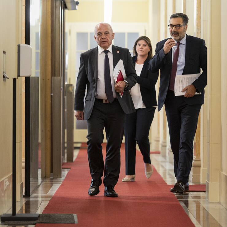 Bundesrat Ueli Maurer in Bern mit Tamara Pfammatter und Peter Minder