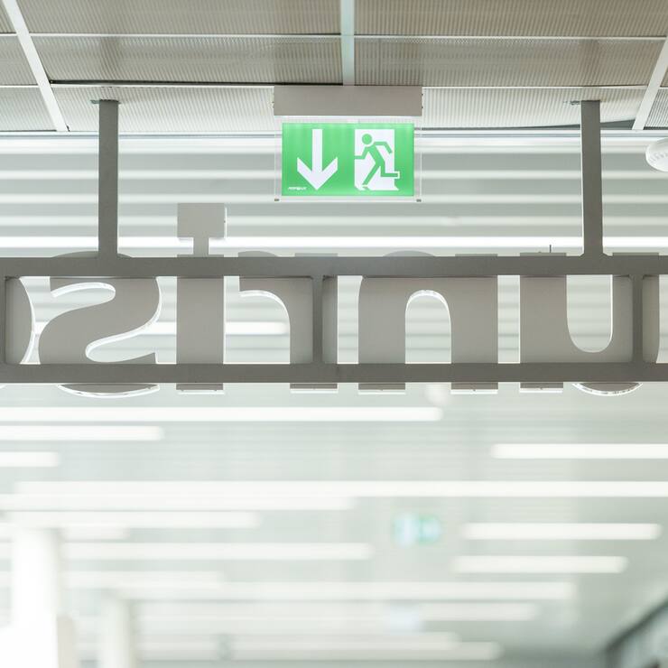 An emergency exit sign in a shop of the telecommunications provider Sunrise Communications at the shopping center En Felezin in Romanel-sur-Lausanne, Canton of Vaud, Switzerland, pictured on July 6, 2015. (KEYSTONE/Christian Beutler)