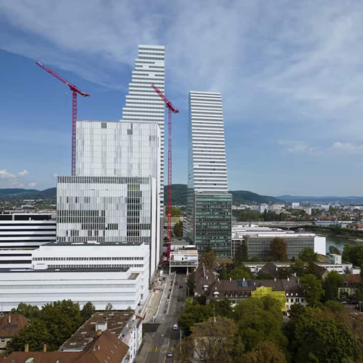 <p>Das Verwaltungsgebäude B52 (in der Bildmitte) vor dem einiges höheren Rocheturm Bau 1. (Archivbild)</p>