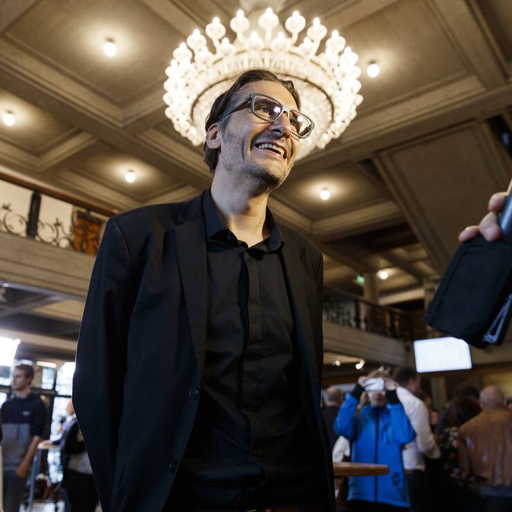 Gerhard Andrey candidat vert interviewe par un journaliste lors de la journee des resultats des elections federales ce dimanche, 20 octobre 2019 a Fribourg. (KEYSTONE/Cyril Zingaro)