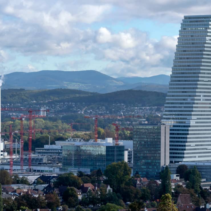 ARCHIVBILD ZUR MELDUNG, DASS ROCHE SPARK THERAPEUTICS UEBERNEHMEN WILL --- Blick auf das Roche Gelaende mit dem Roche-Turm (Bau 1), in Basel am Montag, 24. September 2018. (KEYSTONE/Georgios Kefalas)