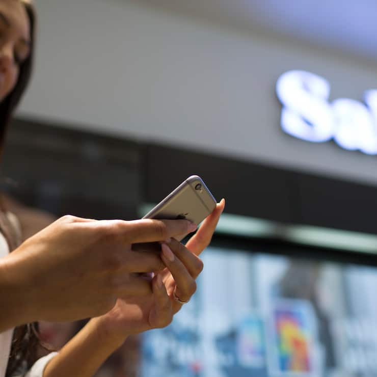 A sales assistant uses a smart phone, in the Salt store in the Niederdorf of Zurich, Switzerland, on May 22, 2015. (KEYSTONE/Gaetan Bally)Eine Verkaeuferin benutzt ein Smartphone, in der Salt Filiale im Zuercher Niederdorf, am 22. Mai 2015. (KEYSTONE/Gaetan Bally)