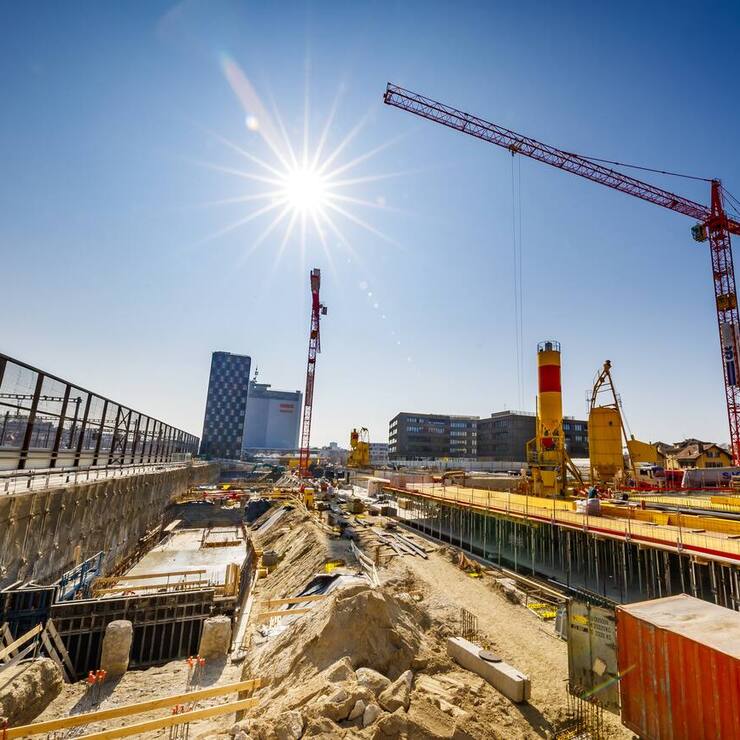 SCHWEIZ SBB GRUNDSTEINLEGUNG PARC DU SIMPLON Baustelle Baukran