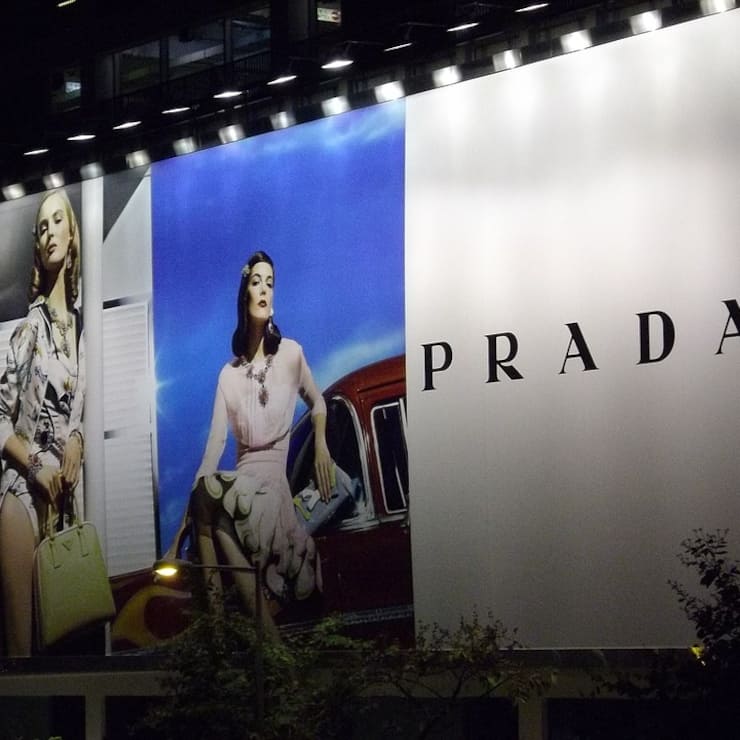 Werbeplakat des Luxusherstellers Prada.