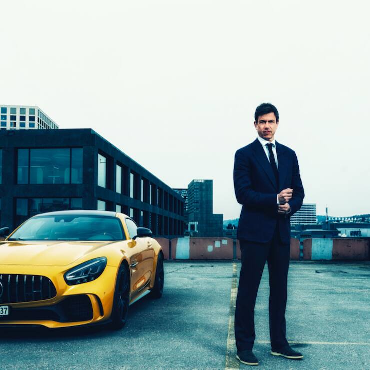Toto Wolff mit seinem Fahrzeug auf dem Dach einer Parkgarage