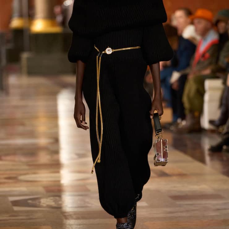 <p>Die Taschenuhr an der Hüfte des Models hatte ihren grossen Auftritt auf dem Laufsteg bei der Präsentation der SS26-Kollektion von Louis Vuitton.</p>