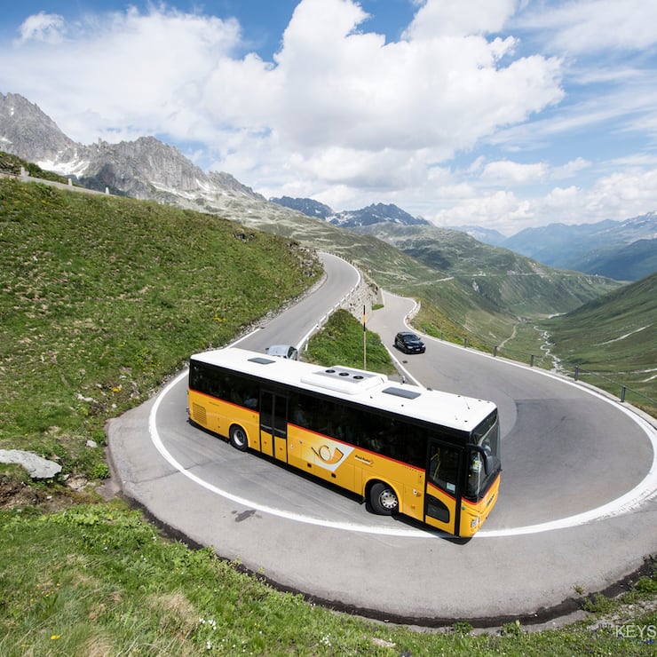 ARCHIV -- ZUM BERICHT UEBER EINE ANGEBLICHE PRELLUNG DER POSTAUTO CHAUFFEURE UM ZWEI MILLIONEN FRANKEN, STELLEN WIR IHNEN AM MONTAG, 17. SEPTEMBER 2018, FOLGENDES BILDMATERIAL ZUR VERFUEGUNG -- Ein Postauto auf der Furka Passstrasse am Samstag, 14. Juli 2018. Die Furka Passstrasse erlebt zur Zeit Hochbetrieb mit vielen Fahrradfahrern, Motorradfahrern, Reisecars, Wohnmobilen und allen Arten von Autos. (KEYSTONE/Urs Flueeler)