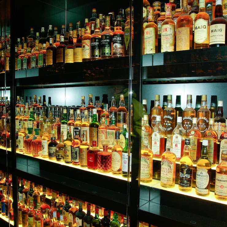 Eine grosse Auswahl an Whiskey in einer Bar.