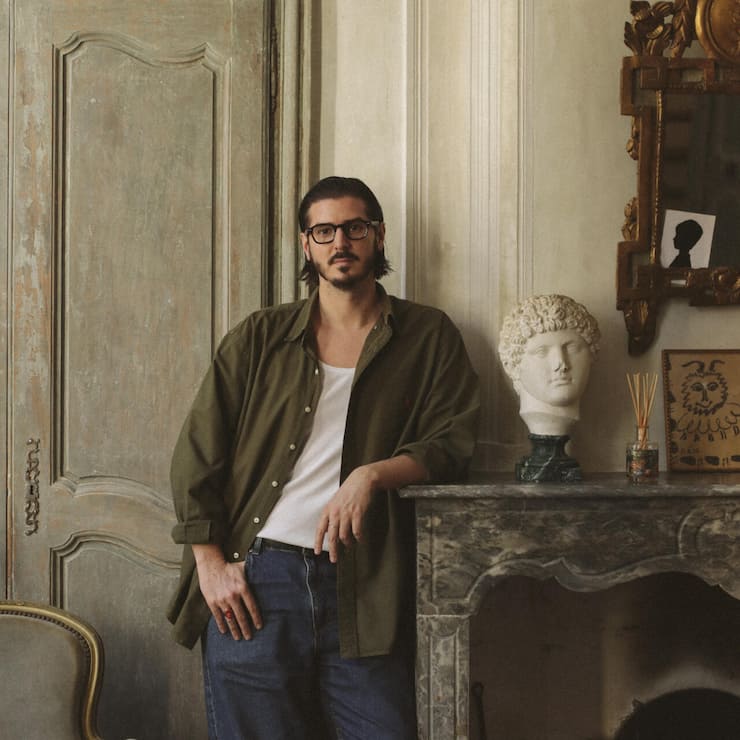 <p>Clément Trouche (*1987) lebt und arbeitet in seiner Heimat Arles. Dieses Jahr eröffnete er als künstlerischer Leiter das lokale Mode- und Kostümmuseum.</p>