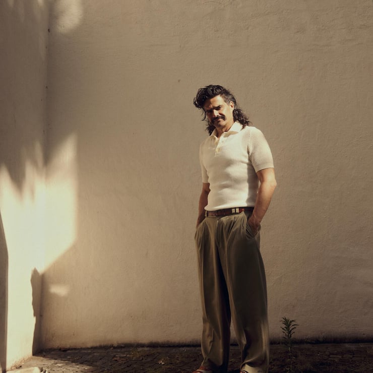 <p>Mathieu Bertholet liebt Vintage und hat Stil. Er spielt ebenso souverän mit Schlichtheit wie mit Extravaganz.</p>