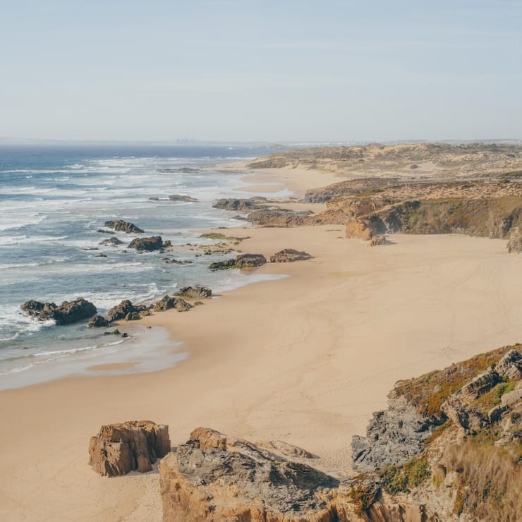<p>Das Land jenseits des Tejo-Flusses berührt im Westen den Atlantik.</p>