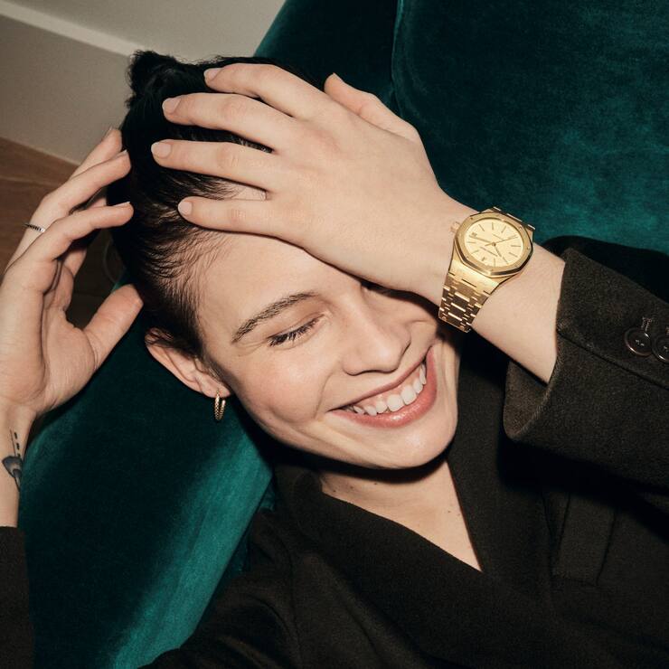 Frau trägt Uhr von Audemars Piguet.
